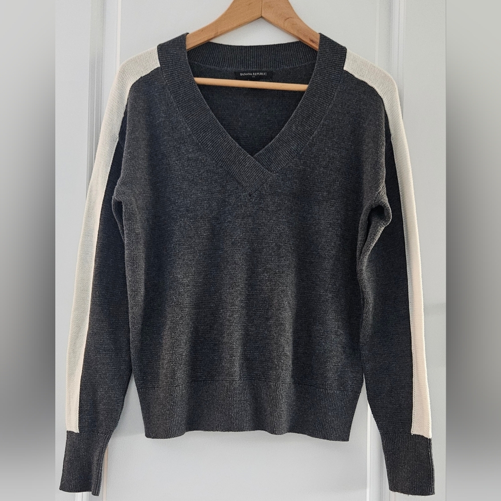 Banana Republic Gray V-Neck Sweater – Women’s Size S Colorblock Sleeve